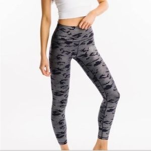 ZYIA Active Silver Camo Supreme Hi-Rise 7/8 Legging Size 2
